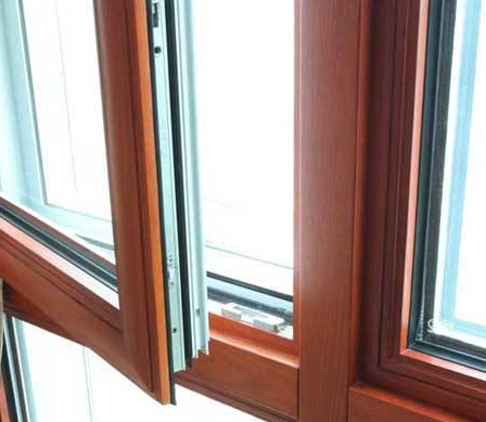 鋁木門窗